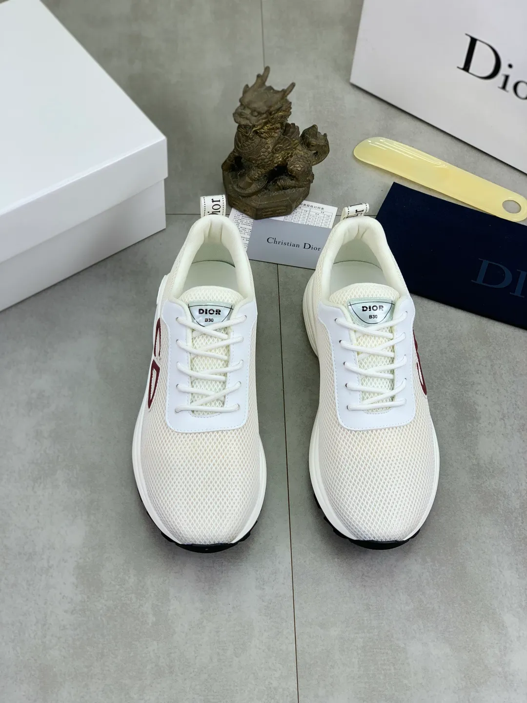 Men's Men's Shoes 💰P420 New Dior Chrono Fly Knit Shoes 2025 New B30 Series, in white and black fly knit series. Both sides are decorated with computer-printed CD logo, star patch on the tongue and Dior logo on the heel. Many details highlight the style. The interior is matched with the original color matching mesh, and the interior of the body is supported by low-temperature shaping sheets, and is filled with light feather cotton to keep the interior full and soft against the feet. The exclusive open-molded outsole adopts a one-piece molding process, so there is no need to worry about problems such as the opening and falling of sole decorative accessories. It is light and comfortable to wear, yet strong and wear-resistant. The two-color shoelaces are accessorized with exquisite metal five-pointed star pendants, creating a high-end, trendy and casual look at all times. Color: white black gray blue code number: 38-44